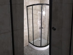 Cabine de douche en verre clair de 5 mm avec profil noir et receveur de douche en quart de cercle