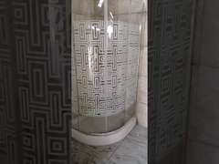 Cabine de douche ronde avec verre à motif labyrinthe