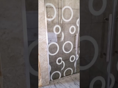 Paroi de douche à quatre portes avec deux portes coulissantes